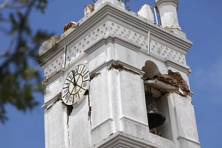 El reloj de la torre de la iglesia San Atanasio,  en La Villa de Los Santos quedó congelado justamente a las 12:56 cuando ocurrió el terremoto de 7.5. Foto. EFE