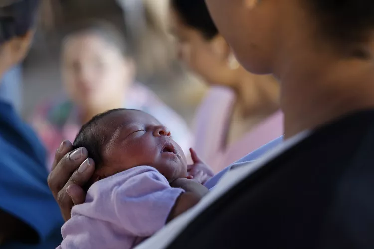 Una integrante del equipo médico de Panamá sostiene un bebé en un hospital de campaña instalado en Chitré. Foto. EFE