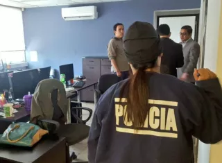 Allanamiento de las oficinas de Mossack Fonseca en El Salvador. | Foto por @PrensaFgr