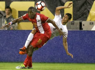 El panameño Luis Tejada lleva el dorsal 10. 