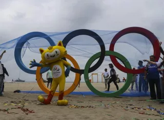 Vinicius, la mascota de los juegos que posa junto a la escultura de los anillos olímpicos que fue inaugurada por el ayuntamiento de Río de Janeiro. Foto EFE