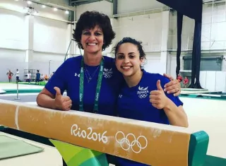 Isabella Amado juto a su entrenadora Dena Walker,