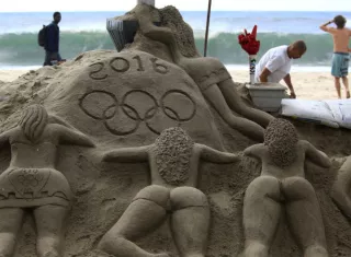 Figura de arena en la playa de Copacabana. Foto EFE