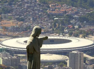 Vista aérea del Cristo Redentor con el estadio Maracaná de fondo. Foto EFE
