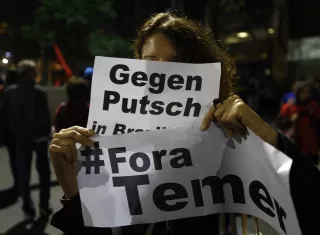 Sindicalistas y militantes de diferentes movimientos sociales realizan la primera jornada nacional de protestas contra el presidente interino de Brasil, Michel Temer, en la ciudad de Río de Janeiro (Brasil). Foto EFE 