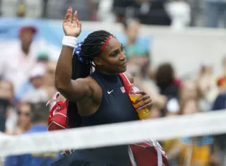 Serena saluda al público. Foto EFE