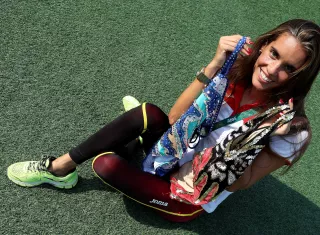 Ona Carbonell con los bañadores que diseñó. Fotos EFE