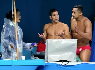 La pareja de México Jahir Ocampo y Rommel Pacheco discute con una juez en la prueba de salto sincronizado, trampolín 3 metros Foto EFE