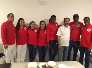 Alonso Edward Yvette Lewis, de atletismo y Atheyna Bylon que no han competido aun, junto al resto de los atletas. En la foto también el Dr  Marcos Ostrander Jefe de Mision