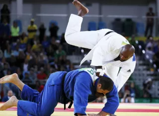 Teddy Riner (derecha) en combate. Foto EFE