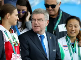 Thomas Bach, presidente del COI, durante la premiación del tiro. Foto EFE