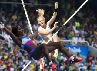 Wilma Murto (atrás) de Finlandia y la cubana Yarisley Silva  durante su competición. Foto EFE