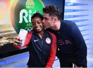 Simone Biles se hace una selfie con  Zac Efron. Foto @simonebiles