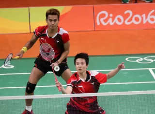 Liliyana Natsir (al frente) y Tontowi Ahmad (atrás) de Indonesia en acción. Foto EFE