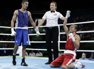 Yoel Finol (derecha) celebra su victoria ante el argelino Mohammed Flissi. Foto EFE