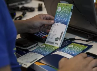 Brasileños acuden a un centro comercial a comprar los boletos para ingresar a los Juegos Olímpicos y Paralímpicos Río 2016. Foto EFE