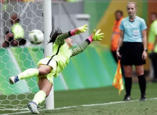 Hope Solo en la definición por penales ante Suecia. Foto AP