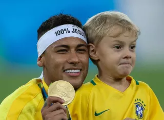 Neymar celebra con su hijo Lucas la medalla de oro en el fútbol de Brasil. Foto EFE