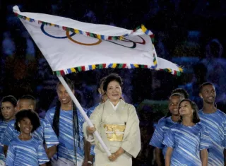 Yuriko Koike, gobernadora de Tokio, toma la bandera del COI. Foto EFE