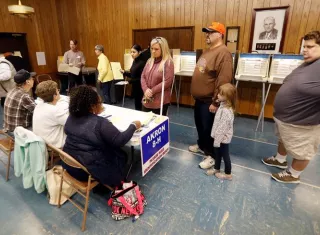 Votantes esperan para ejercer su derecho a voto en el Old Portage Masonic Temple en Akron, Ohio, Estados Unidos, hoy, 8 de noviembre de 2016. EFE