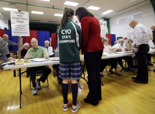  La senadora Kelly Ayotte, con su hija Kate, recibirá su voto mientras vota en la Escuela Primaria Charlotte Avenue, el martes 8 de noviembre de 2016, en Nashua, N.H.   /  Foto: AP