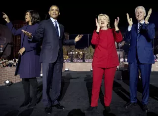 La candidata demócrata a la Casa Blanca, Hillary Clinton, y el presidente Barack Obama confiaron hoy en que EEUU apostará este martes por un futuro de esperanza e inclusión y rechazará el &quot;miedo&quot; y la división que representa la candidatura del republicano