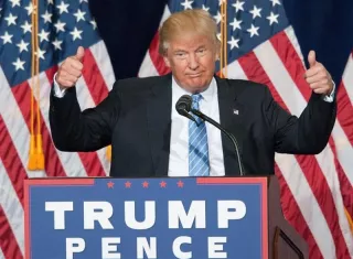 Donald Trump, el candidato presidencial republicano de Estados Unidos, habla a sus seguidores en el Centro de Convenciones de Phoenix (EE.UU.).  /  Foto: EFE