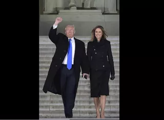 El presidente electo de Estados Unidos, Donald Trump, y su esposa Melania a su llegada para asistir a un concierto de inauguración en el Lincoln Memorial de Washington, DC. /   Foto: AFP