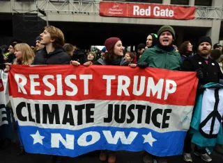 Los manifestantes gritan consignas contra el presidente electo de Estados Unidos Donald Trump en Washington.  /  Foto: AFP