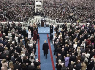 El presidente electo estadounidense Donald Trump (C) llega a la ceremonia de juramento ante el Capitolio de Washington.  /  Foto: AFP