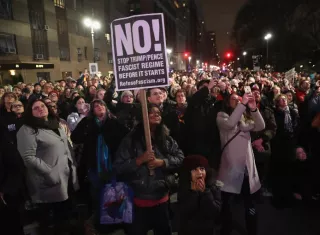 La gente se reúne fuera del hotel internacional del triunfo en Manhattan para protestar contra Donald Trump el 19 de enero de 2017 en New York City.  /  Foto: AFP