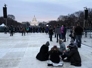 En las calles de la capital de EEUU hay más movimiento del habitual, además de autobuses y coches policiales aparcados en las calles cortadas aledañas a la Casa Blanca y a la Avenida Pensilvania.  /  Foto: AFP