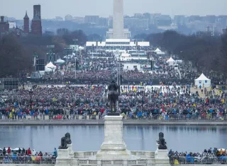 La gente comienza a llenar el National Mall, situado entre el Capitolio y el Monumento a Washington, varias horas antes de que el empresario neoyorquino Donald Trump sea investido nuevo presidente de Estados Unidos en Washington DC (Estados Unidos). / EFE