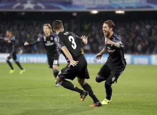 Sergio Ramos anotó dos goles al Napoli. Foto AP