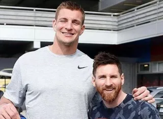 Messi junto a Rob Gronkowski Foto @Patriots
