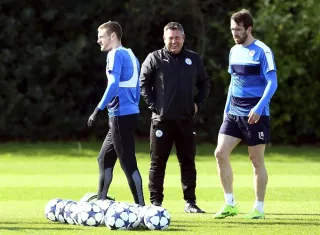 Shakespeare (c), el delantero británico Jamie Vardy (i) y el defensa austríaco Christian Fuchs (d). Foto EFE