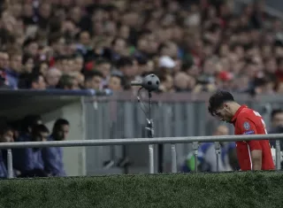 Javi Martínez sale de la cancha. Foto AP