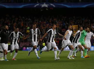 Los jugadores de la Juve celebran con sus aficionados. Foto AFP