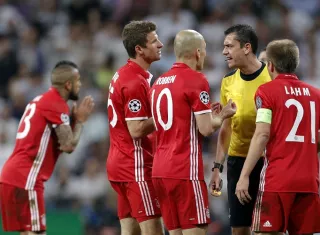 Momento en el que Viktor Kassai expulsa a Arturo Vidal. Foto AP