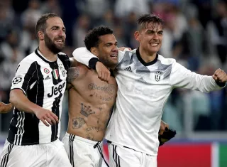 Dybala junto a Higuaín (izq.) y Alves (c). Foto AP