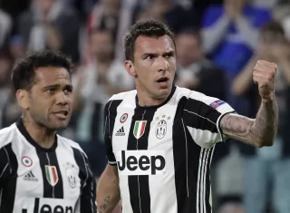   Mandzukic (derecha) anotó el primer gol del partido tras una asistencia de Dani Alves, que marcó el segundo. Foto AP 