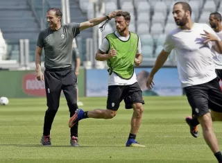 Claudio Marchisio (c) en el entrenamiento de la Juventus. Foto AP