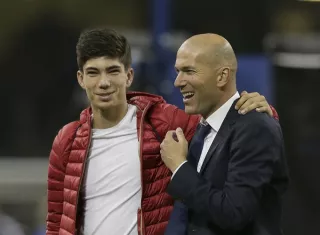 Zidane camina con su hijo Luca. Foto AP