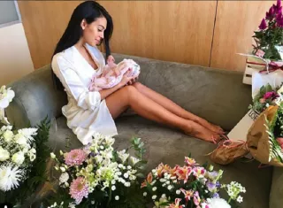 Georgina Rodríguez posa orgullosa con su hija Alana Martina . Foto: Instagram 