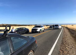 Cinta delictiva se bloquea en Rancho Tehama Road que conduce a la subdivisión Rancho Tehama al sur de Red Bluff, California, luego de un tiroteo fatal. / AP