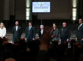 El expresidente de la Generalitat catalana Carles Puigdemont (3i), y los exconsellers Clara Ponsatí (c), Antoni Comín (2i), Mertixell Serret (3d), y Lluís Puig (2d), durante el acto que 200 alcaldes independentistas celebraron en Bruselas. /  EFE