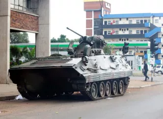 Un vehículo armado militar permanece estacionado en una calle de Harare, la capital de Zimbabue, este 16 de noviembre. EFE