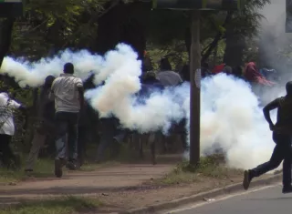 Trabajadores de funerarias y testigos dijeron que la policía les había disparado. Foto: AP