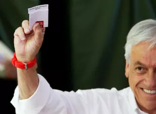 El expresidente de Chile y candidato presidencial de la coalición Chile Vamos, Sebastián Piñera, emite su voto hoy, domingo 19 de noviembre de 2017, durante la jornada de elecciones y parlamentarias en Santiago (Chile). EFE
