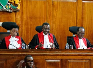 Varios jueces del Tribunal Supremo anuncian la validación del resultado de las elecciones del pasado 26 de octubre, boicoteadas por la oposición, en Nairobi, Kenia. EFE